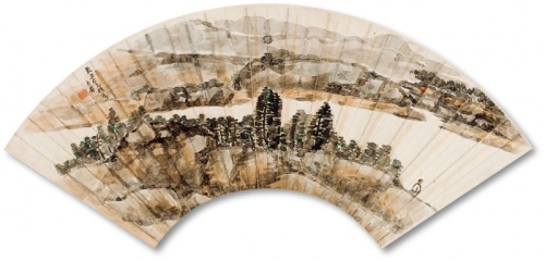  民国著名钱币大师、金石学家方药雨（方若）绘《江岸远眺》扇面，此图绘一河，岸边岩石树木葱茏，一高士隔岸远望。画面构图有趣，意境萧瑟空灵，极富诗意。日本北浦大介旧藏，保存完好，品相极佳，敬请预览<br>编