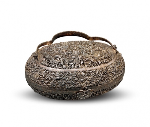  早期“喜上梅梢图”镂空银制提盒一件，重：566g，老工，图案繁复精美，海外回流，保存完好