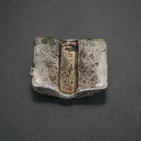 清代云南“王泰来”五两单槽锭一枚，重量：151.5克，打戳深濬，品相颇佳