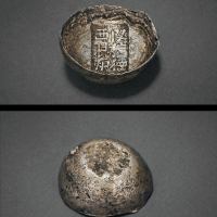 清代“陕西信德银炉”三两槽锭一枚，重量：112.1克，属少见品种，品相极佳
