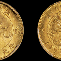 1906年江苏省造光绪元宝背飞龙五文黄铜样币一枚，原铜光，品相完美，PCGS SP64金盾，目前评级记录第一名