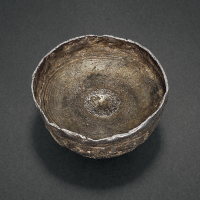 清代贵州五两圆锭一枚，重量：187.3克，锭面打“闫”字小戳，周边高郭，造型独特，保存较好