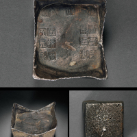 清代江西“咸丰六年伍月 临川县 伍拾两匠元远”方宝一枚，重量：1839.1克，咸丰六年为1856年，其时太平天国战事正酣，太平军一度占有江西境内五十余县，与清军展开殊死决战，此年份方宝因此留存极少，临