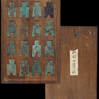战国方足布一组十六枚，分别为“露”、“郎”、“乡阳”、“雨”、“蔺”、“兹”、“涿”、“安阳”、“屯留”、“平周(一足断)”、“北屈”、“阴平”、“兹城”、“王氏”、“贝地”、“襄垣”各一枚，高：45