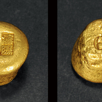 清末民初“沈阳 东经 足赤”二两金锭一枚，重量：61.9克，底部打数字“6190”，通常所见为一两，此规格金锭颇为少见