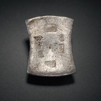 清代广西“同治二年 祥珍 成记”十两砝码锭一枚，重量：387.5克，锭面另打“十足艮”、“包换”三处小戳印，此类型加盖之广西锭十分少见