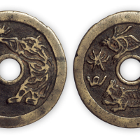 清“驱邪降福”背五毒一枚。直径43.5mm，厚2mm。美品。