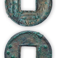 三国“大泉二千”一枚。直径32mm，厚2mm。东吴大帝孙权嘉禾五年（公元236年）铸造，旋读，面背均有内外阔。有合背钱，且形制大小不一，面文书体有别于新莽大泉，泉字中竖不断，一般早期所铸正样直径为32