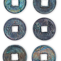新莽货泉“合面、合背、传形”一套三枚。极美品，少见。方药雨旧藏。“中国钱币大辞典·秦汉篇”原物。