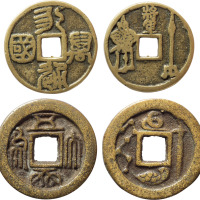 清“永通万国”背将军、“五行大布”背北斗七星龟蛇剑花钱各一枚，直径分别为34mm、37.6mm，上美品