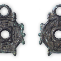 汉代“规矩纹挂花”一枚。高34mm，宽28mm。美品，少见。方药雨旧藏。