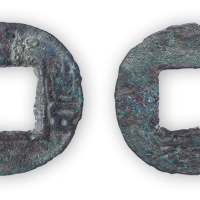 十六国后赵“隶书丰货”一枚，直径23mm，厚1mm，美品,少见。公元319年石勒于襄国（今河北省邢台）称王，建立后赵。石勒出身穷苦，他称赵王后，希望给广大的老百姓以富裕，便铸造并颁行了新货币，名曰“丰