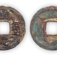 唐代鎏金开元通宝一枚。直径25mm，厚1mm。清末民国金石家龚心钊旧藏。