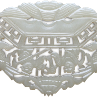清代镂空“牛郎织牛鹊桥相会”和田玉牌一件。玉质优良，刻画生动，民国古泉大家旧藏。