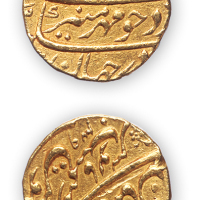 公元1526-1605年古丝绸之路莫卧儿王朝阿克苏金币一枚。莫卧儿王朝（英文：Mughal Empire，1526年－1858年）是突厥化的蒙古人帖木儿的后裔巴卑尔自今中亚南下入侵印度建立的封建王朝。