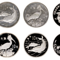 1988年中国珍稀野生动物纪念币第一组金币“金丝猴”一枚，精制，面值100元，重量8克，成色91.6％，发行量30000枚；银币“白暨豚”、“朱鹮”各二枚，均为精制，面值10元，重量27克，成色92.