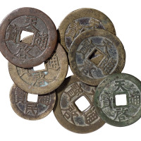 明代“天啓通宝”背“十”四枚；背“十”下星 光背 “裕民通宝”背“壹钱”各一枚