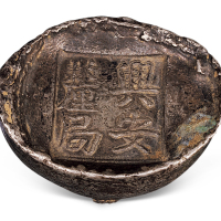 清代陕西“兴安厘局”五两槽锭一枚，重量：166.1克，此品种甚为少见，原包浆，保存完美，珍贵