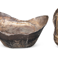 清末民初上海“文昇 弍”五十两夷场新一枚，重量：1832.4克，“文昇”商号锭首见，原包浆，品相完美