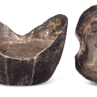 “民国年月日 京都 天福记字号”五十两银锭一枚，重量： 1798.7克，宝面及两侧均打有鱼形验印，原包浆，保存完好