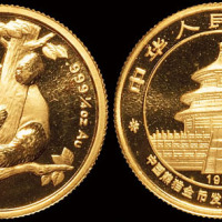 1996年中国熊猫金币发行十五周年纪念金币一枚，普制，面值25元，成色99.9%，重量1/4盎司，发行量8000枚，此版加字金币十分稀少