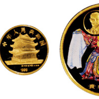1999年中国京剧艺术第一组彩色纪念金币一枚，精制，面值50元，重量1/2盎司，成色99.9%，发行量8000枚，十分珍贵，附原盒