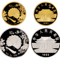 1993年孔雀开屏1盎司金币、银币各一枚，直径分别为：32毫米、40毫米，成色均为：99.9%，面值分别为：100元、10元，发行量分别为：1200枚和7000枚，均附原盒及证书