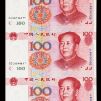 1999年第五版人民币壹佰圆三连体纪念钞一件，该连体钞由三张未裁切100元构成，装帧于2000年世纪龙卡册中，全新