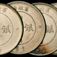 民国元年军政府造四川银币壹圆四枚，其中一枚为“小点金”，极美至近未使用品