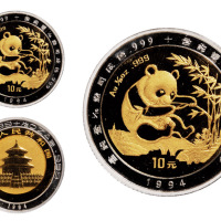 1994年熊猫纪念双金属纪念币一枚，精制，面值10元，含纯金1/10盎司，纯银1/28盎司，成色99.9%，发行量3000枚，附证书