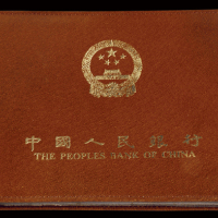 1953至1972年第三版人民币壹分至拾圆装帧册一册，共十枚，装帧册由中国人民银行所属中国近代印刷公司印制，为后期使用胶皮封面装帧，全新