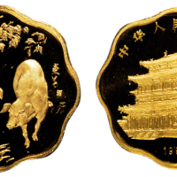 1995年乙亥猪年生肖纪念梅花形金币一枚，精制，面值100元，重量1/2盎司，成色91.6%，发行量2300枚，附原盒及证书