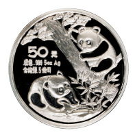 1990熊猫纪念银币一枚，精制，面值50元，重量5盎司，成色99.9%，发行量5000枚，附证书