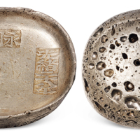 清代四川“光绪二十八年 永川县 匠张恒益”十两圆锭一枚，重量：367.8克，银质洁白，光泽温润，品相完美