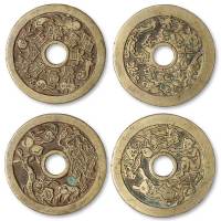 清代苏炉“长命富贵、金玉满堂”背刘海戏金蟾及福寿纹花钱、“五子登科、状元及第”背五子图花钱各一枚，直径均为45毫米，纹饰精美，铜质精良，极美品