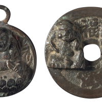 明清时期日本“福”字高浮雕花钱、“万寿无疆”花钱各一枚，直径：42毫米、31.5毫米，极美品