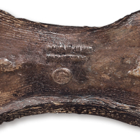 南宋“长街广平桥 南银铺刘宅”十两银铤一枚，另打“丙”字戳，重量：376.5克，原味包浆，品相极美，品种少见