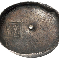 清代贵州“足色纹银”双框方戳十两圆锭一枚，重量：301克，原色包浆，品相佳，品种少见
