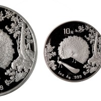 1993年孔雀开屏一盎司金、银币各一枚；五盎司银币一枚（无图）