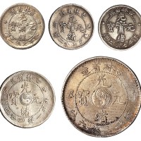 1898年吉林无纪年七分二厘银币二枚；1899年己亥吉林七分二厘银币、1901年辛丑吉林三钱六分银币、1904年甲辰吉林一钱四分四厘银币各一枚