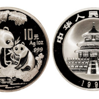 1993年熊猫纪念“P”版银币一枚，精制，面值10元，重量1盎司，成色99.9%，发行量20000枚，附原盒及证书