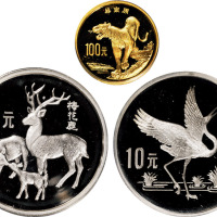 1989年中国珍稀野生动物纪念币第二组全套三枚，其中“华南虎”金币一枚，“梅花鹿”、“丹顶鹤”银币各一枚，均精制，金币面值100元，重量8克，成色91.6%；银币二枚均面值10元，重量27克，成色92