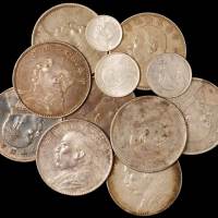 民国时期袁世凯像壹圆银币十一枚，其中，三年三枚、八年二枚、十年三枚；另三年贰角二枚、壹角一枚，其中八年一枚为“牛”造竖点“年”版式，极美品