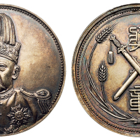 1914年袁世凯戎装像奖章一枚，银质，此币袁像比共和、飞龙币更生动飘逸，深雕，其版模线清晰，镜面光泽，系钢模初打试铸样币，此币著录于1966年耿爱德著（E.KANN）《中国币图说汇考》图版第192页；