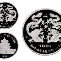 1988年戊辰龙年生肖铂金纪念币一枚，精制，面值100元，重量1盎司，成色99.95%，发行量2000枚，附原盒及证书