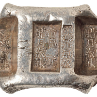清代云南“童福盛号 腊月纹银”五两牌坊锭一枚，单梁“公估童看讫”，重量：192.7克，“腊月”记月锭相对稀少，品相极美