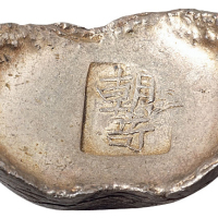 清代“朝 ”二两元宝形小锭一枚，重量：89克，原光，品相甚佳
