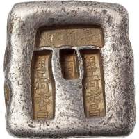 清代云南“景东厅 银匠何荣昌 课银”十两大槽锭一枚，重量：385.4克，原包浆，品种稀少，品相极佳景东厅，清代行政区划。乾隆三十五年（1770年）降景东府置，直属云南省。治今云南省景东彝族自治县，辖境