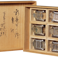 清代云南牌坊锭一组六枚，包括：“周宝铨号 正月纹银”、“福兴庆记 汇号纹银”、“万泰朵记 汇号纹银”、“元泰庆记 汇号纹银”、“戴天源号 汇号纹银”、“李源盛号 汇号纹银”各一枚，日本回流，配木盒，极