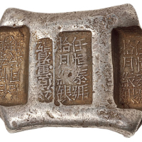 清代云南“任横泰号 拾月纹银”牌坊锭一枚，单梁“公估童看訖”，重量：136.2克，记月牌坊锭少见